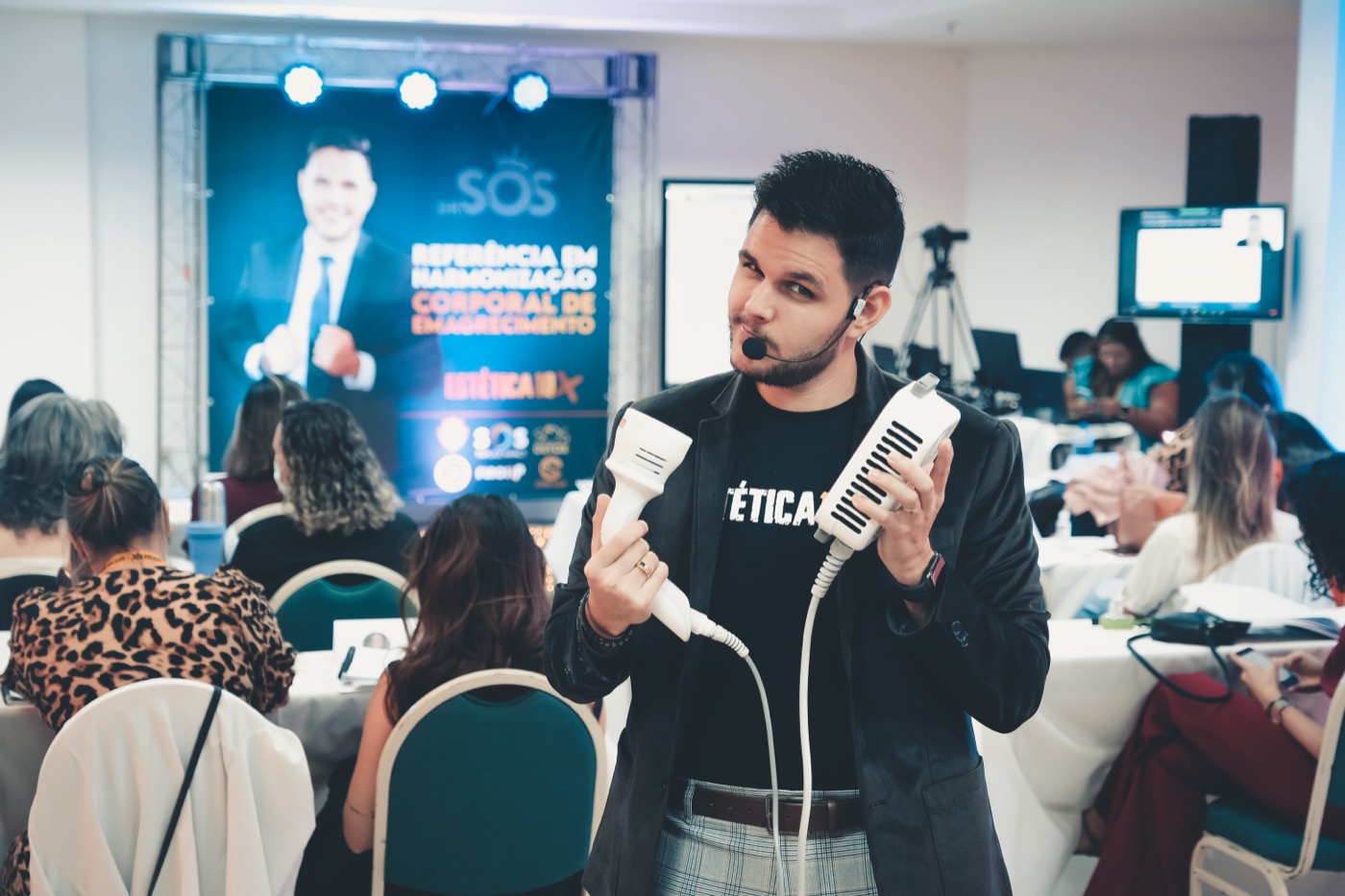 Sóstenes apresentando ponteiras de equipamentos para a turma da imersão