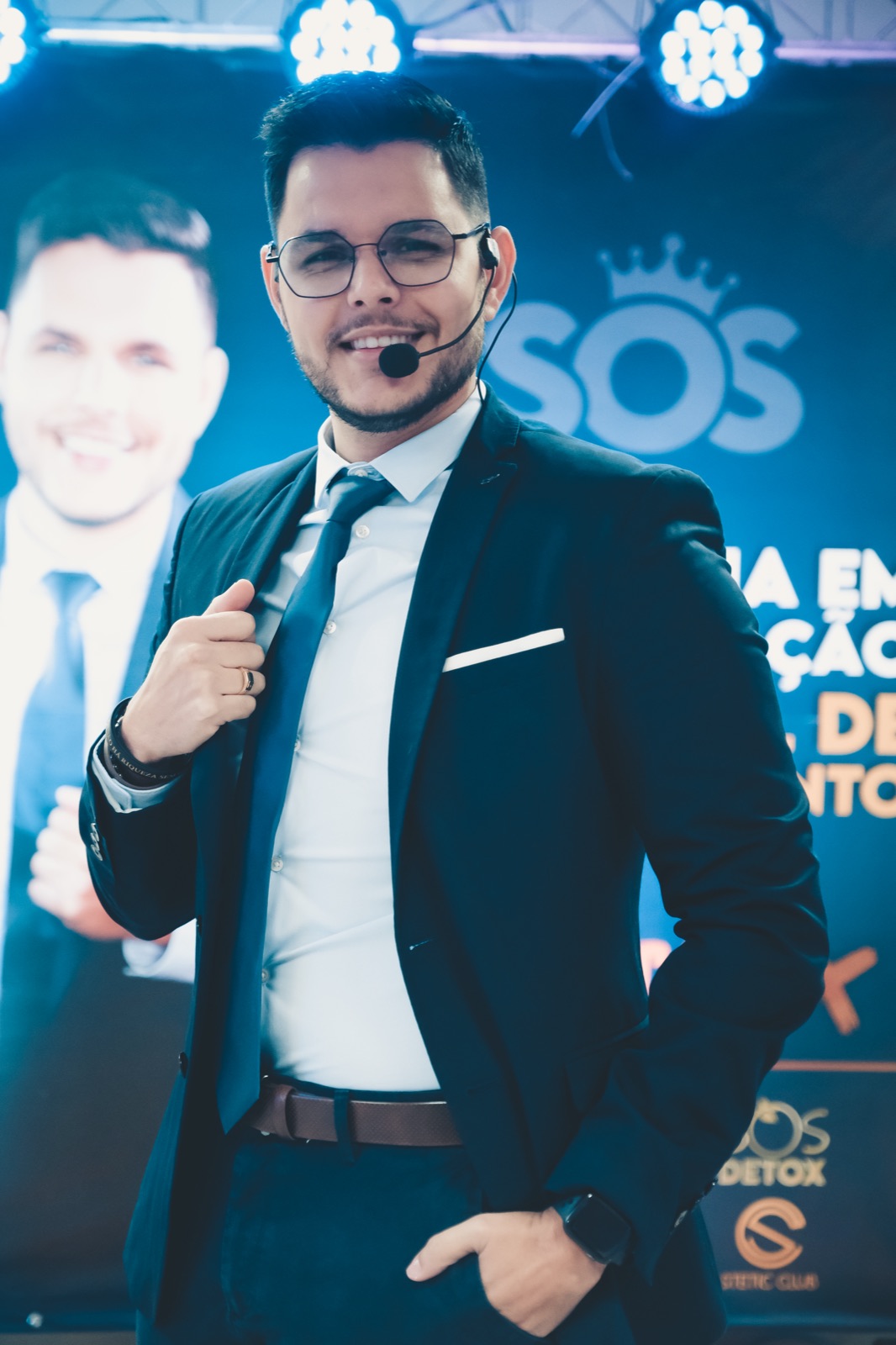 Sóstenes de terno e headset no palco da Imersão Estética 10X
