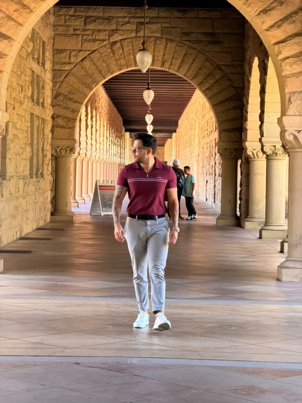 Sóstenes caminhando sob os arcos de Stanford, Califórnia