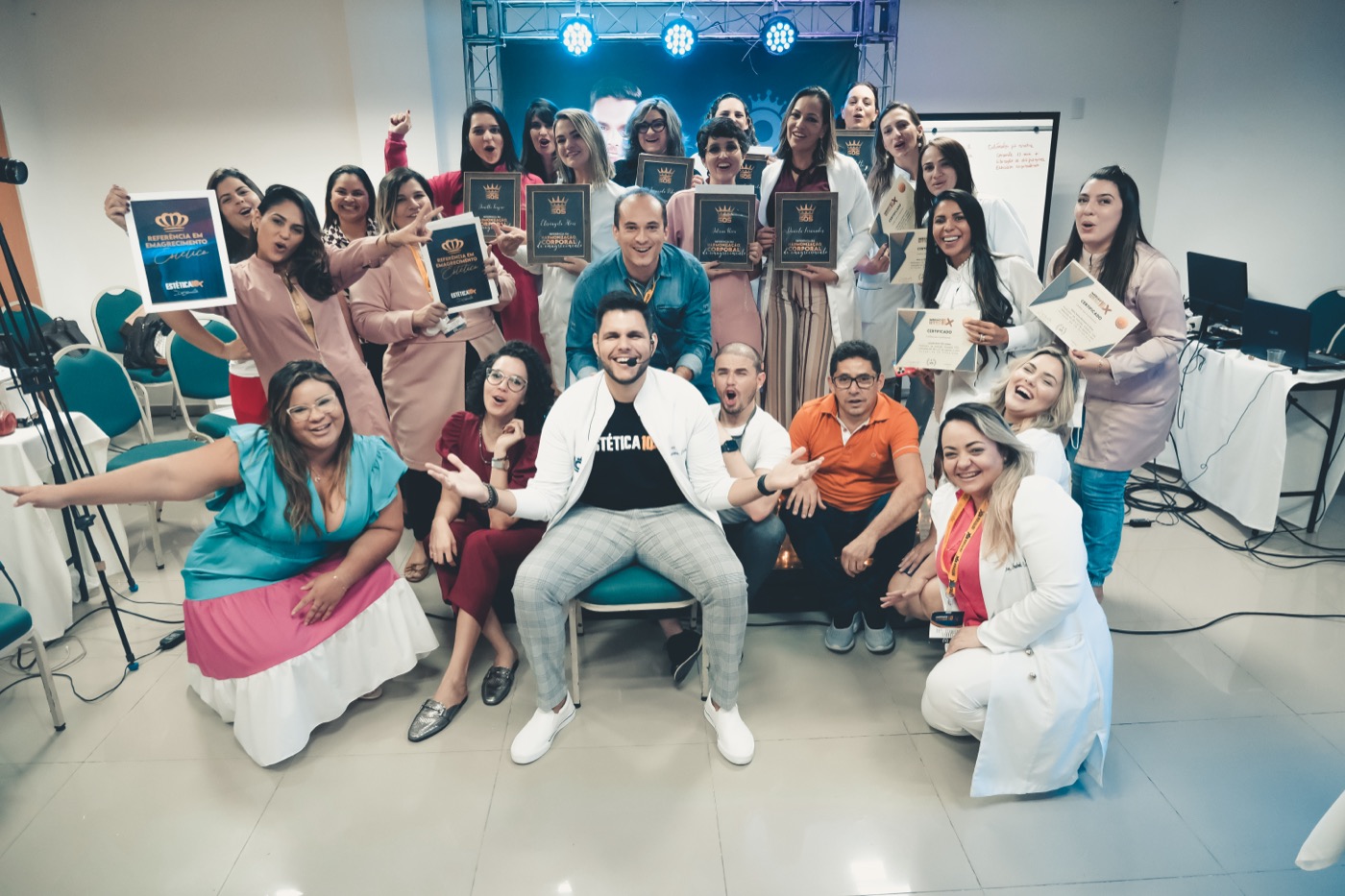 Foto de turma completa da Imersão Estética 10X com Sóstenes ao centro